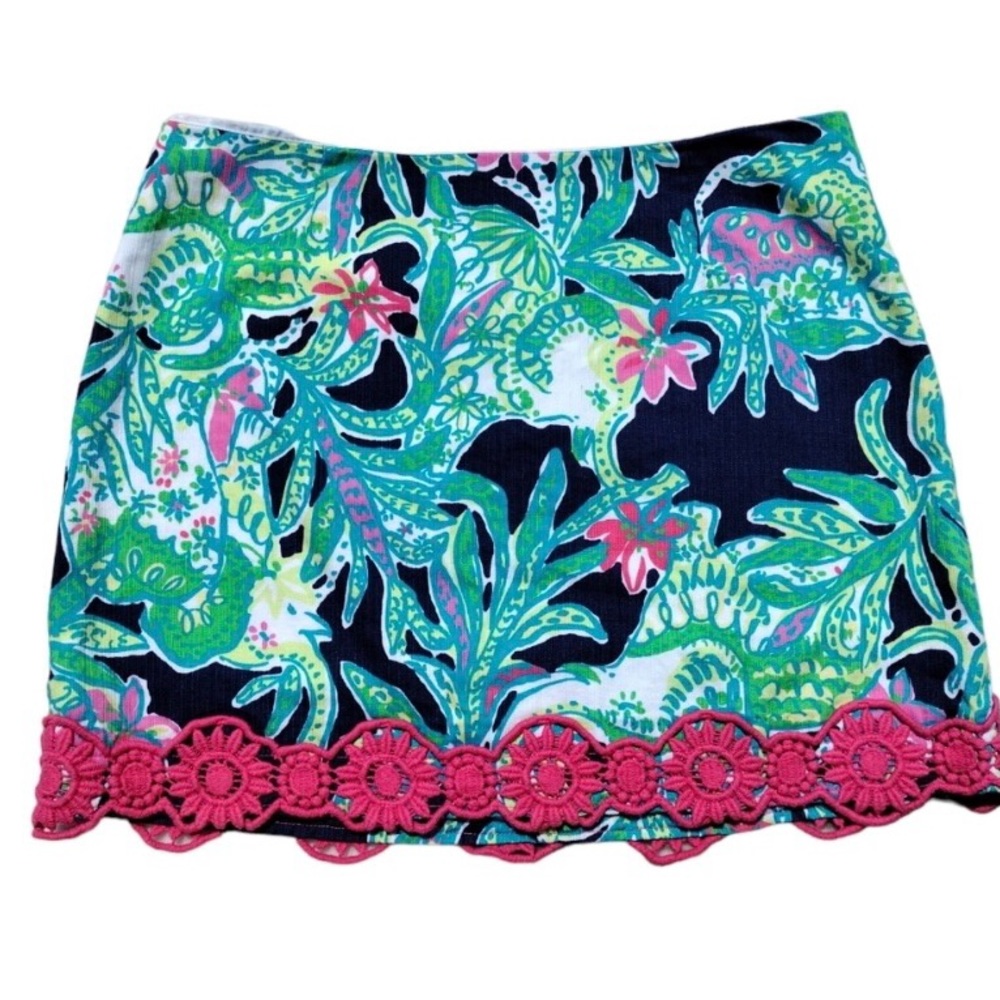 Lilly Pulitzer Tate Skirt in Trunk Show navy
and pink tropical Print size 2